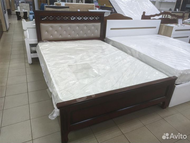 Кровать массив