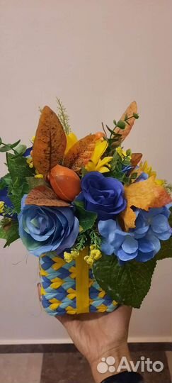 Композиция из искусственных цветов