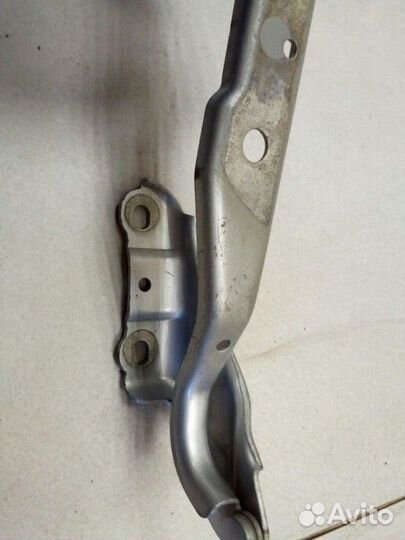 Петля капота правая Skoda Rapid