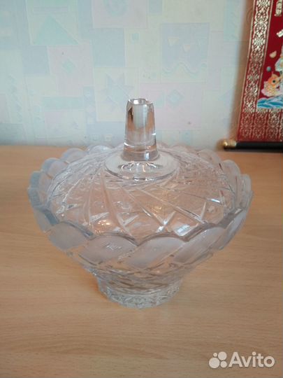 Конфетница хрустальная с крышкой