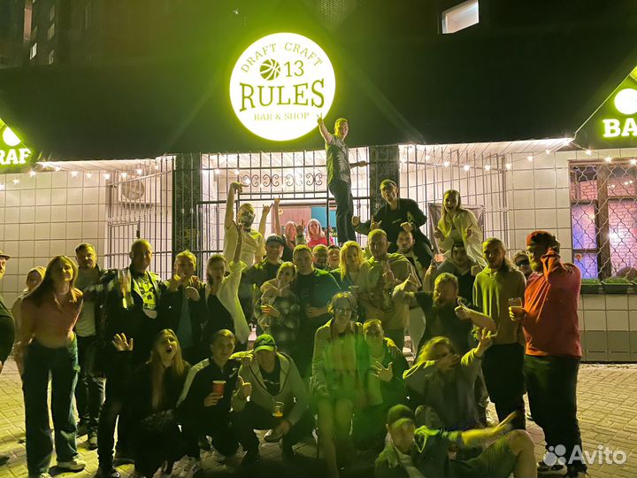 Бармен в бар-магазин крафтового пива