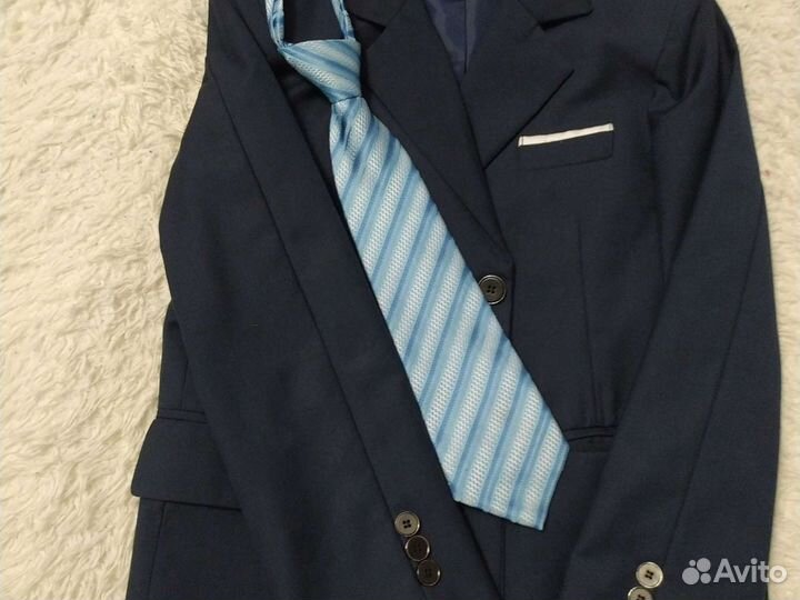 Пиджак тёмно-синий, галстук 8-10лет длина спины от