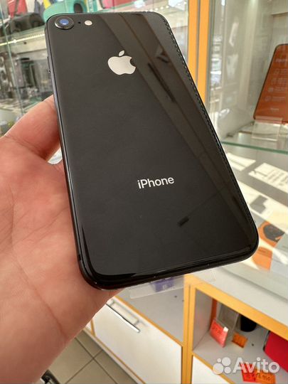 Телефон iPhone 8