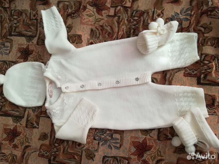 Вязаный набор(комбинезон,шапочка,пинетк)на выписку