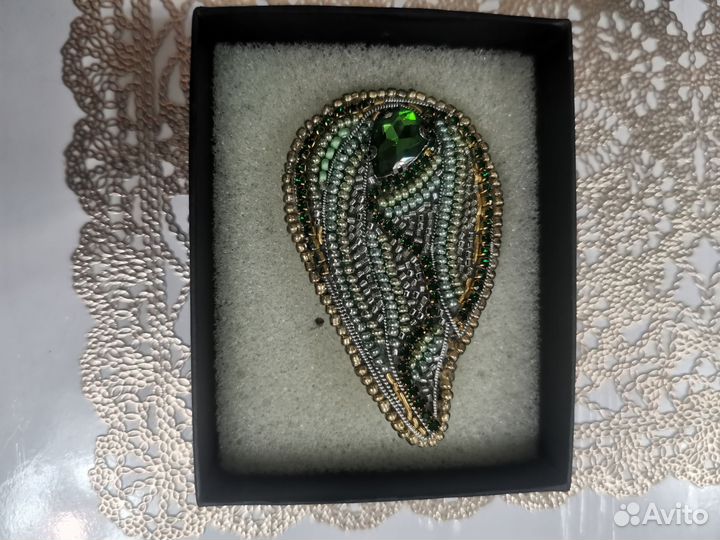 Брошь ручной работы из бисера