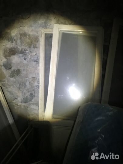 Деревянные рама оконная и рама дверная