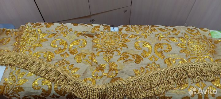 Золотистые шторы