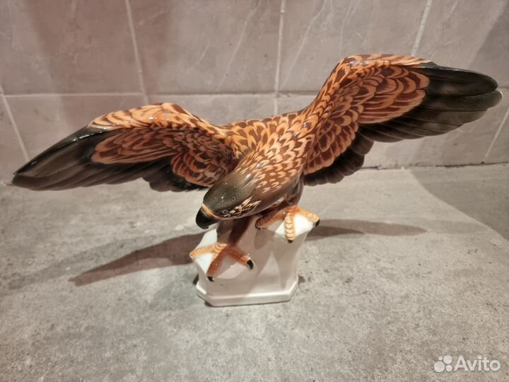 Фарфоровая статуэтка 