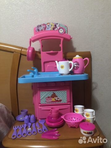 Кухня детская,много посуды