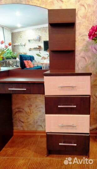 Туалетный столик с зеркалом,Кухонный стол-тумба