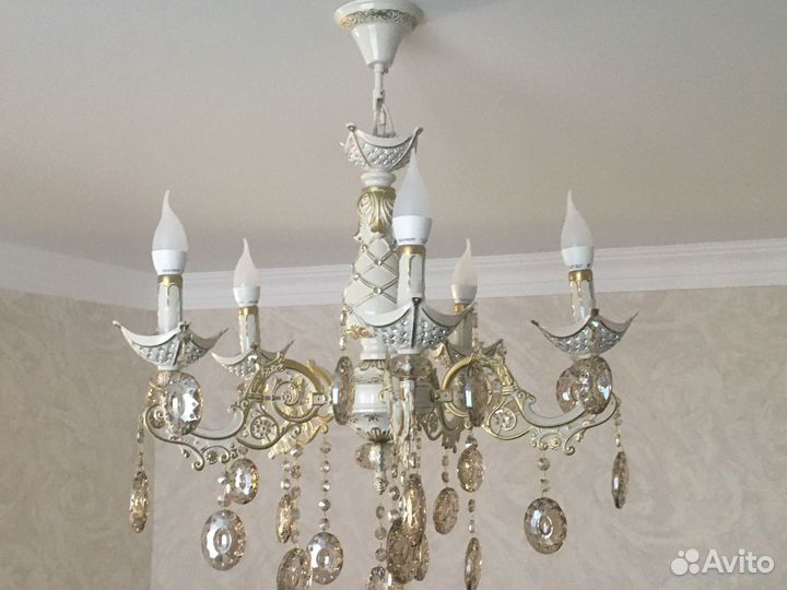 Две одинаковые люстры