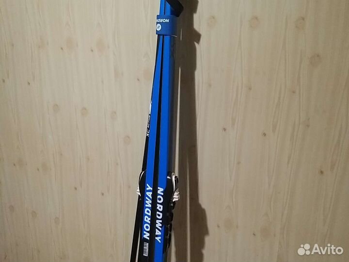 Лыжи, ботинки и лыжные палки