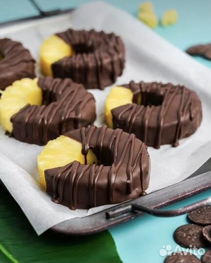 Манго, банан, ананс, гранат в шоколаде