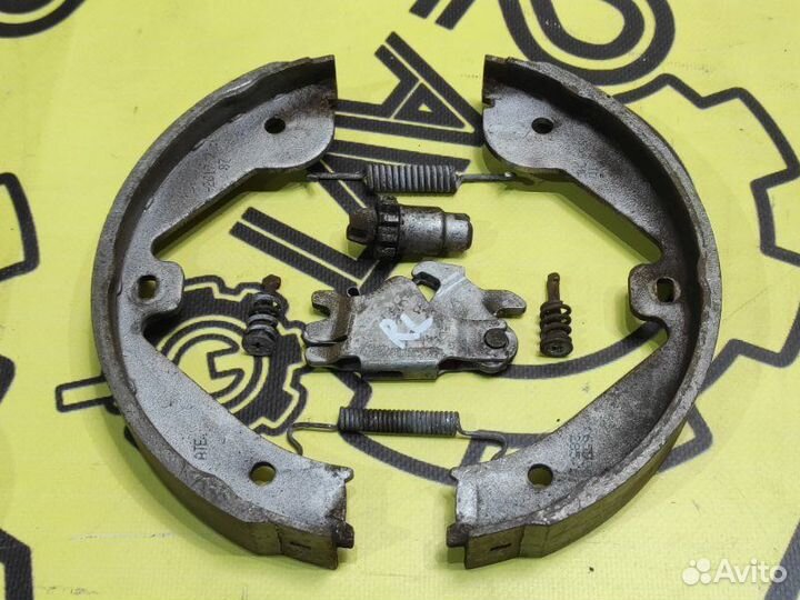 Механизм стояночного тормоза задний левый