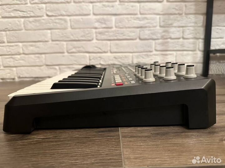 Midi клавиатура и контроллер akai MPK 25