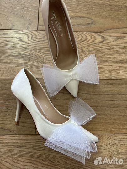 Туфли 38 39 шоурум белые