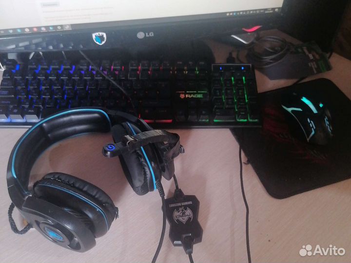 Игровой компьютер с монитором и клавиатурой