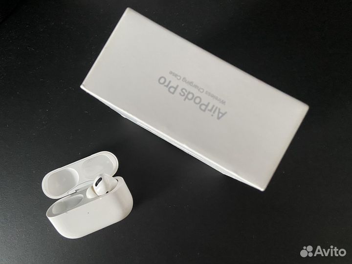 Оригинальный кейс и правый наушник AirPods Pro