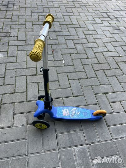 Самокат трехколесный