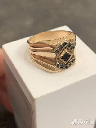 Кольцо золотое с фианитами