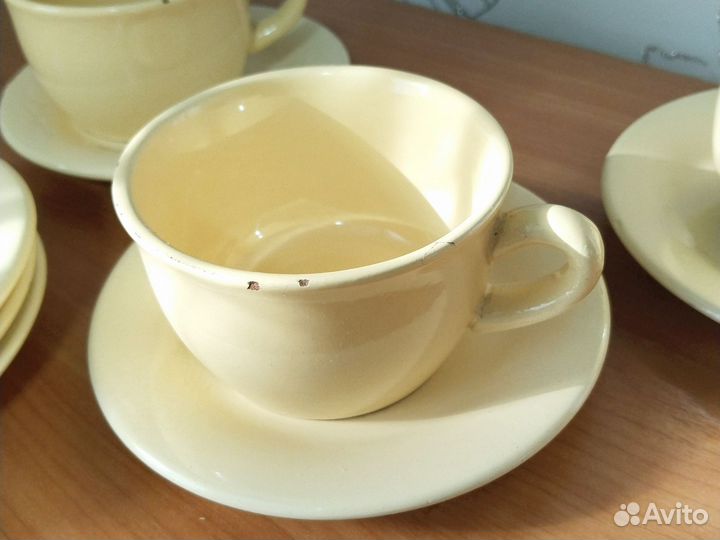 Керамические чашки с блюдцами