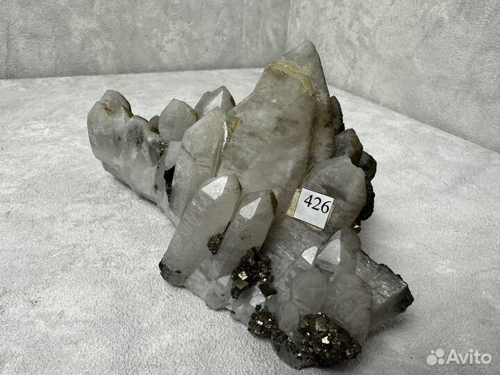 Друза кварца с казолитом, флюоритом, марматитом