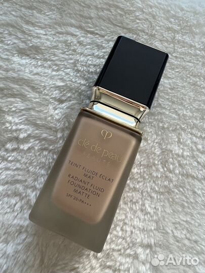 Тональный крем Clé de Peau Beauté