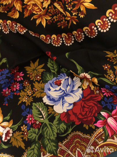 Шаль Белые розы 18 новая с бирками печать 20 г