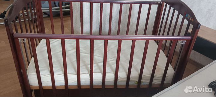 Детская кроватка с универсальным маятником