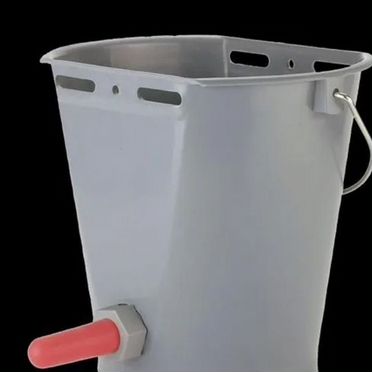 Ведра, бутылки, соски для выпойки телят