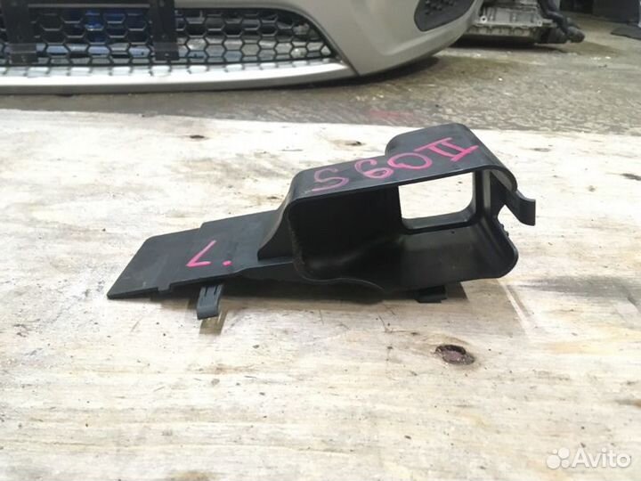 Воздуховод патрубок радиатора левый Volvo S60 2