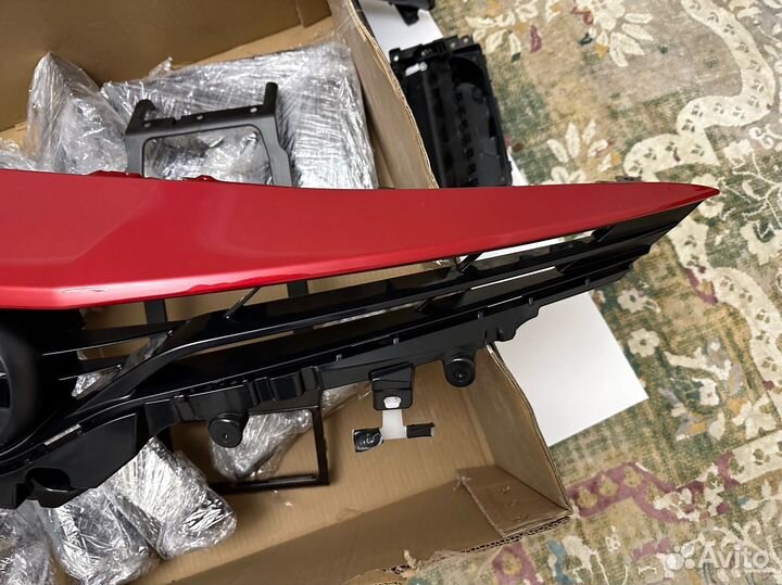 Решетка с красной накладкой Toyota Camry 75