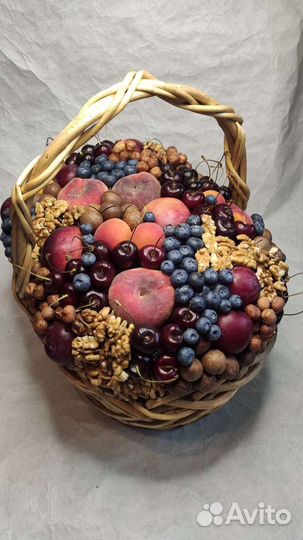 Корзина с фруктами и ягодами