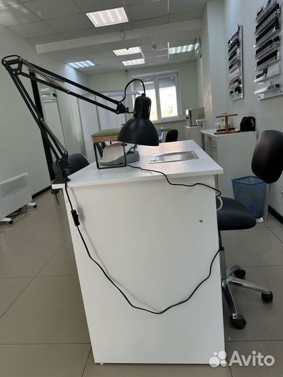 Стол для маникюра с вытяжкой в отличном состоянии