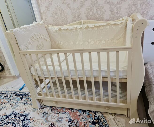 Детская кроватка с маятником