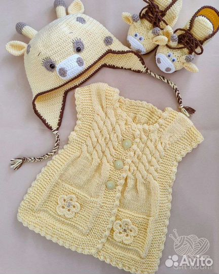 Вязаный комплект для девочки на осень-весну