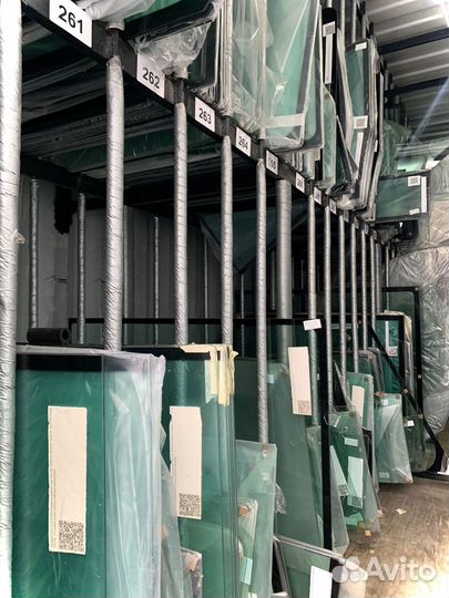 Стекло переднее нижнее на технику Komatsu WB93R-5