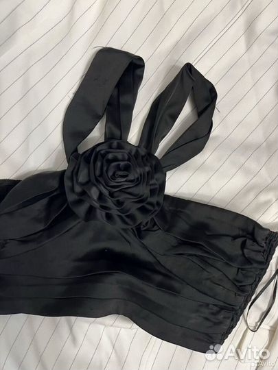 Чёрный топ с цветком