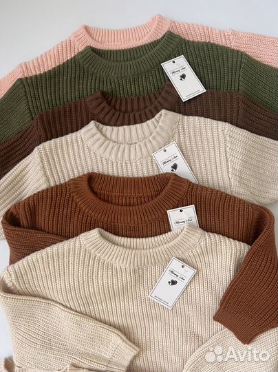 Вязаные комбинезоны и свитеры для малышей