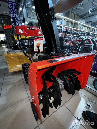 Снегоуборщик бензиновый Honda HSS 13HP
