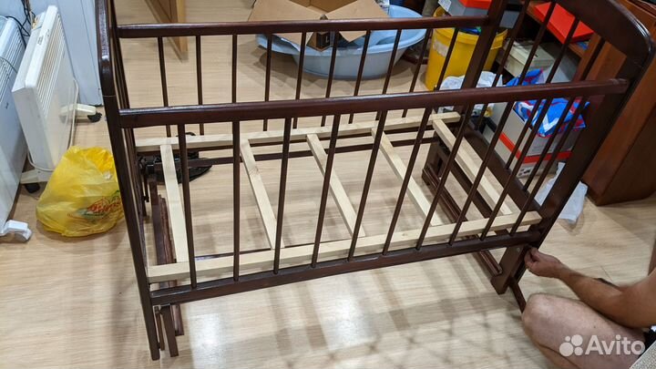 Детская кроватка с маятником и ящиком