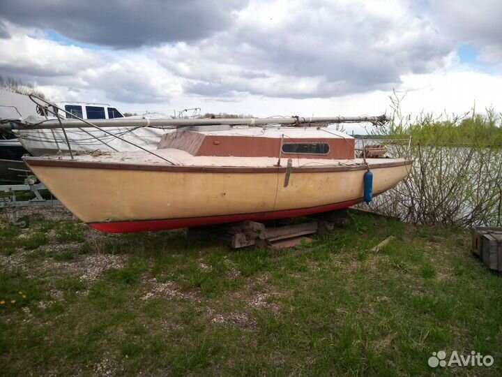 Парусная яхта. Крейсерский швертбот