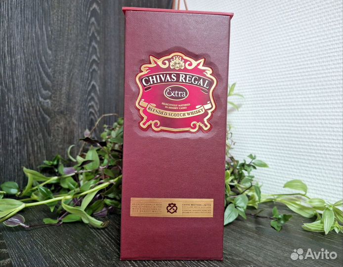 Коробка и бутылка из-под Chivas Regal Extra