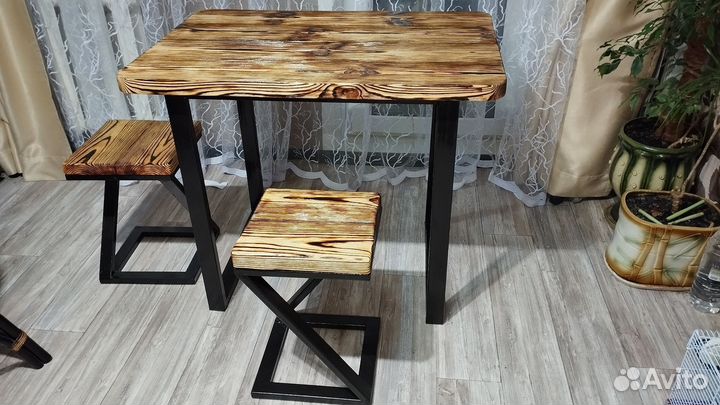 Стол с табуретками для кухни