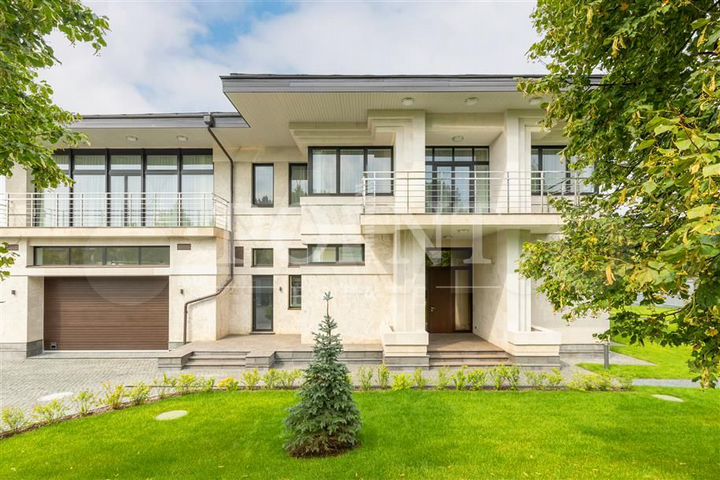 Дом 1017 м² на участке 32 сот.