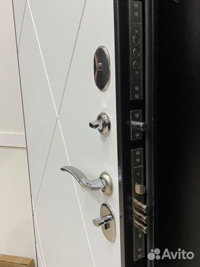 Дверь Marcus Мальта серебро Белый матовый