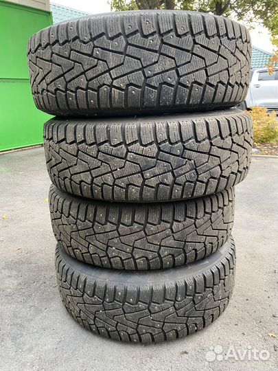 Pirelli Ice Zero 215/65 R16