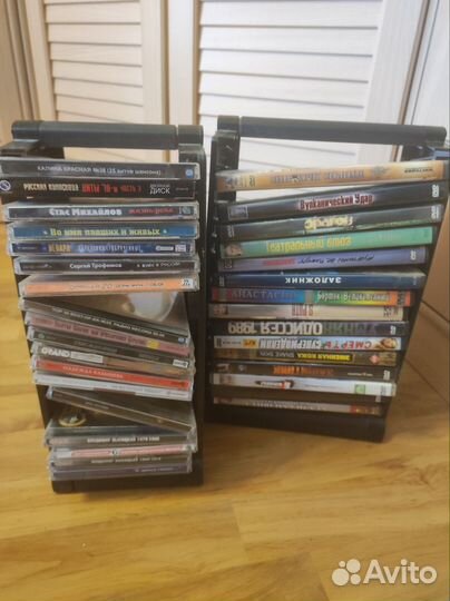 CD и DVD диски вместе с подставкой