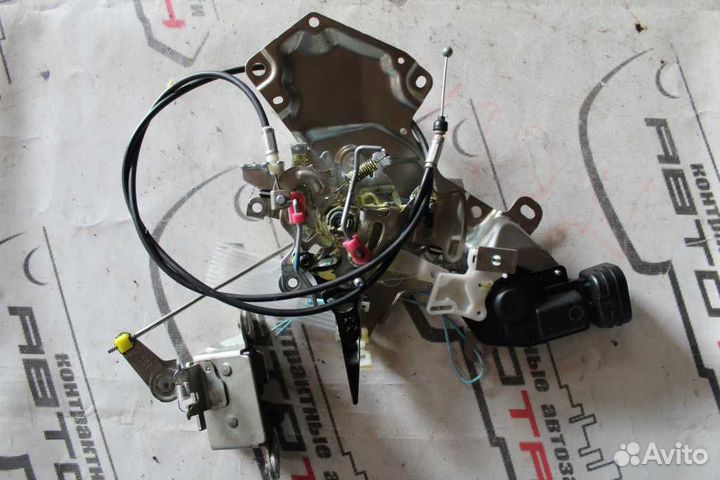 Замок двери toyota isis ANM10G ANM10W ANM15G ANM15