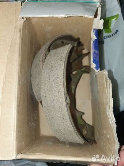 Продам задние колодки стояночного тормоза